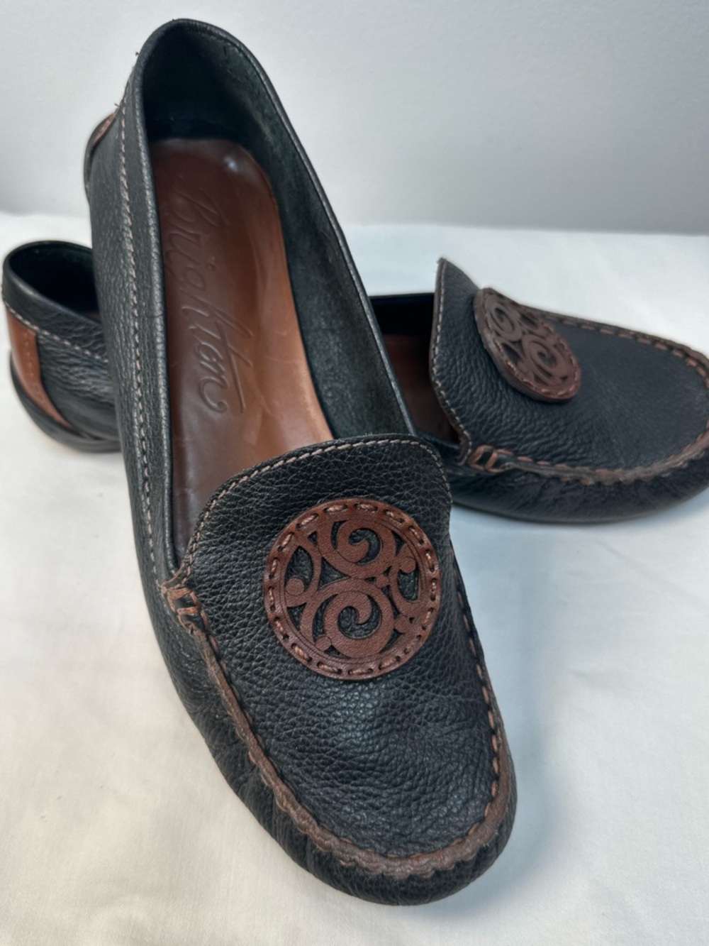 Brighton Native Black Leather Slip-On Women’s Loafers with Brown Medallion 9.5